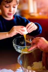 educare i bambini alla giusta nutrizione cucinando insieme a loro